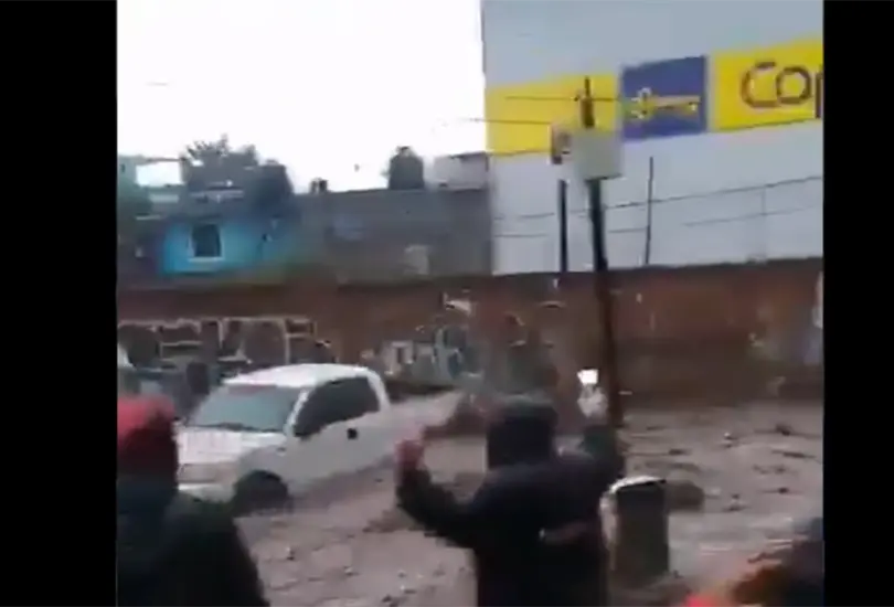 Veh&iacute;culos arrastrados e inundaciones dejan torrenciales lluvias en Ecatepec