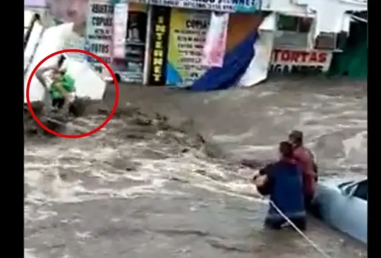 Ciudadanos rescatan a un bebé durante las inundaciones en Ecatepec