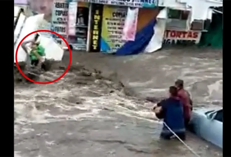 Ciudadanos rescatan a un beb&eacute; durante las inundaciones en Ecatepec