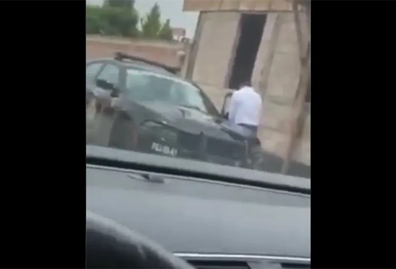 Captan a polic&iacute;a de la CDMX orinando en la v&iacute;a p&uacute;blica  