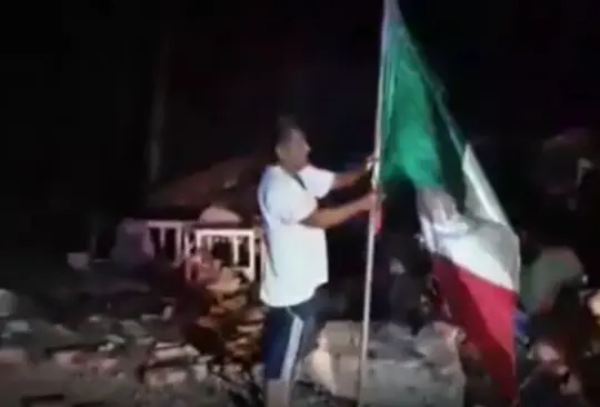 El día que la bandera de México ondeó sobre los escombros tras el sismo de 2017 El día que la bandera de México ondeó sobre los escombros tras el sismo de 2017
