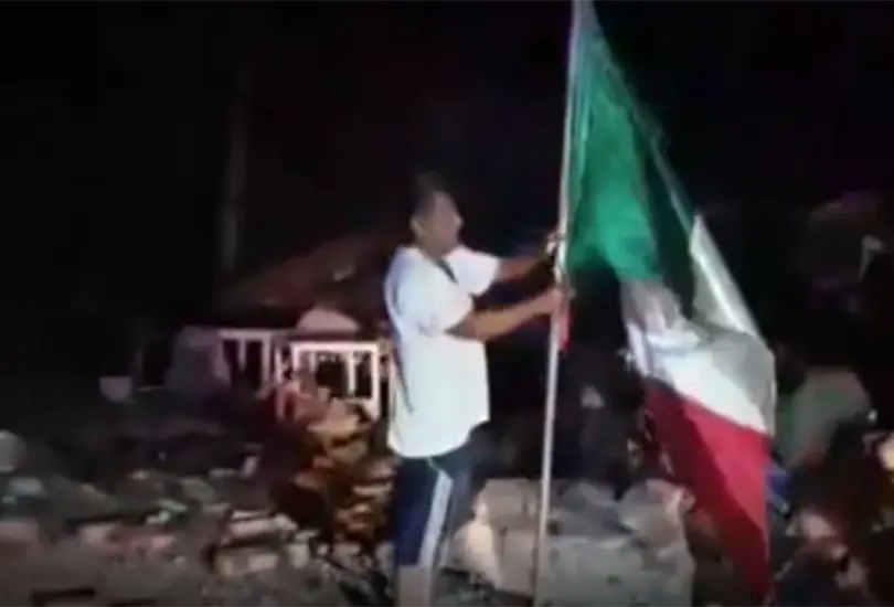 El d&iacute;a que la bandera de M&eacute;xico onde&oacute; sobre los escombros tras el sismo de 2017 