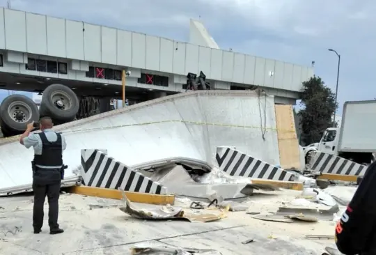 Tráiler sin frenos embiste a varios autos en la México-Puebla; hay dos muertos Tráiler sin frenos embiste a varios autos en la México-Puebla; hay dos muertos