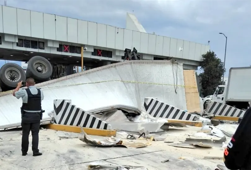 Tráiler sin frenos embiste a varios autos en la México-Puebla; hay dos muertos Tráiler sin frenos embiste a varios autos en la México-Puebla; hay dos muertos