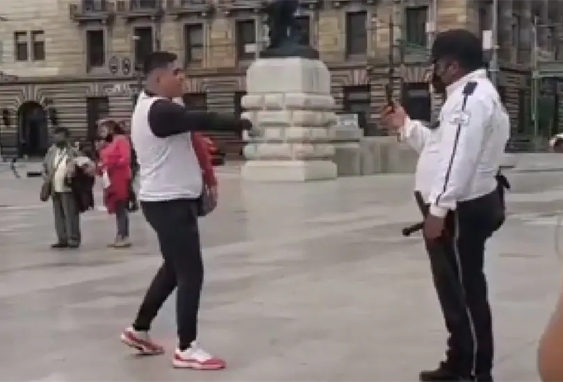 Policía de la CDMX ayuda a joven a grabar un TikTok y se hace viral Policía de la CDMX ayuda a joven a grabar un TikTok y se hace viral