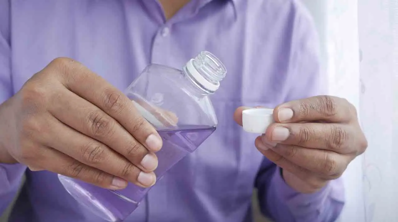 El enjuague bucal tiene un ingrediente que ayuda a desactivar el virus que produce el COVID-19. Foto: Pexels