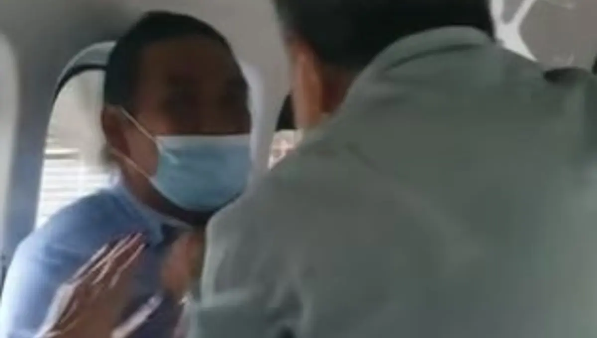 Captan en video supuesta infidelidad en una combi. Foto: captura de pantalla.