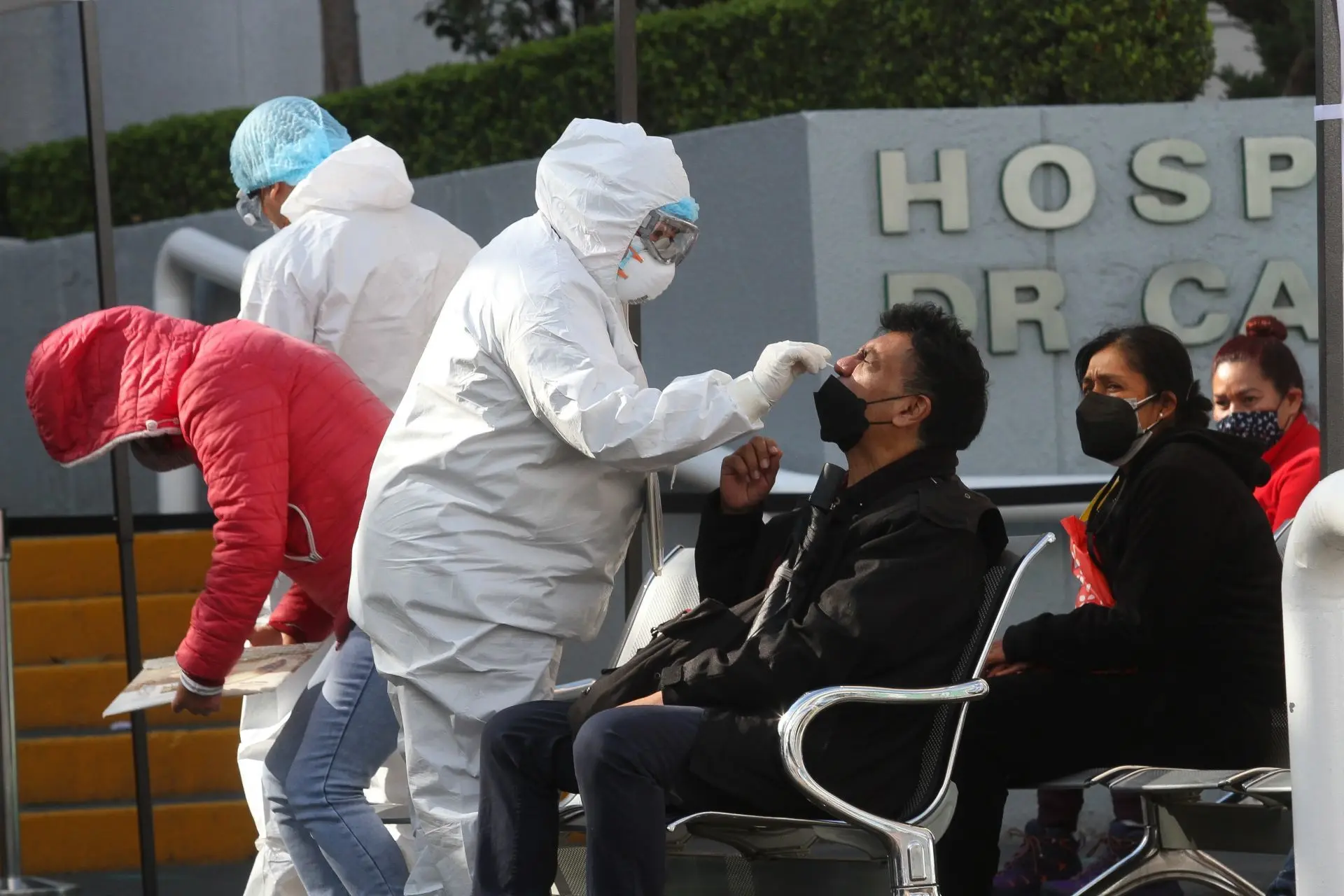 Capitalinos continúan acudiendo a realizarse la prueba de detección de COVID-19. El Hospital General Regional 1 Dr. Carlos Mac Gregor Sanchez Navarro es uno de los más demandados para dichas pruebas. Fuente: Rogelio Morales/ Cuartoscuro