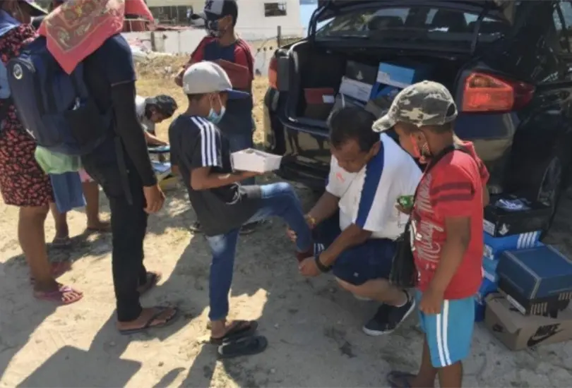 Turista regala tenis a ni&ntilde;os vendedores en playas de Guerrero