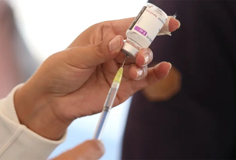 Agencia Europea considera que vacunas de AstraZeneca y Janssen pueden causar mielitis transversa