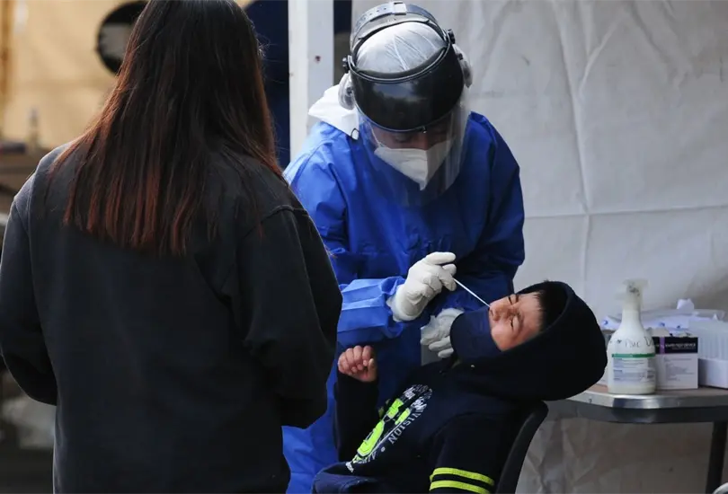 COVID-19 en ni&ntilde;os: cu&aacute;les son los s&iacute;ntomas y cuidados en caso de contagio
