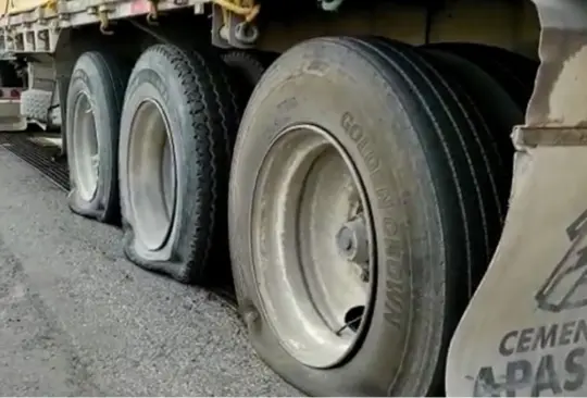 Un tráiler y un Tsuru, las primeras víctimas del sistema poncha llantas en el Circuito Exterior Mexiquense | VIDEOS