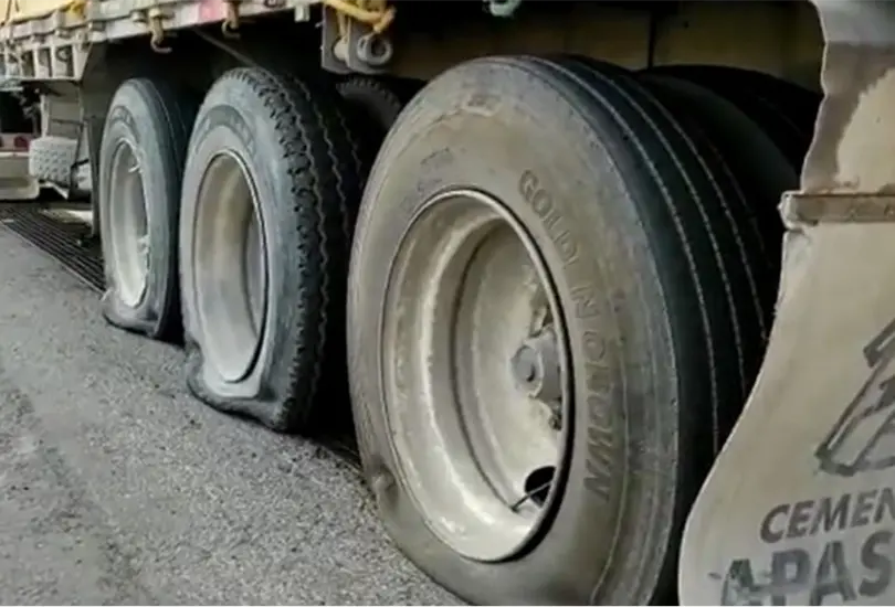 Un tráiler y un Tsuru, las primeras víctimas del sistema poncha llantas en el Circuito Exterior Mexiquense | VIDEOS Un tráiler y un Tsuru, las primeras víctimas del sistema poncha llantas en el Circuito Exterior Mexiquense | VIDEOS
