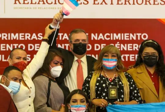 SRE entrega primeras actas de nacimiento por identidad de género; preparan pasaportes no binarios