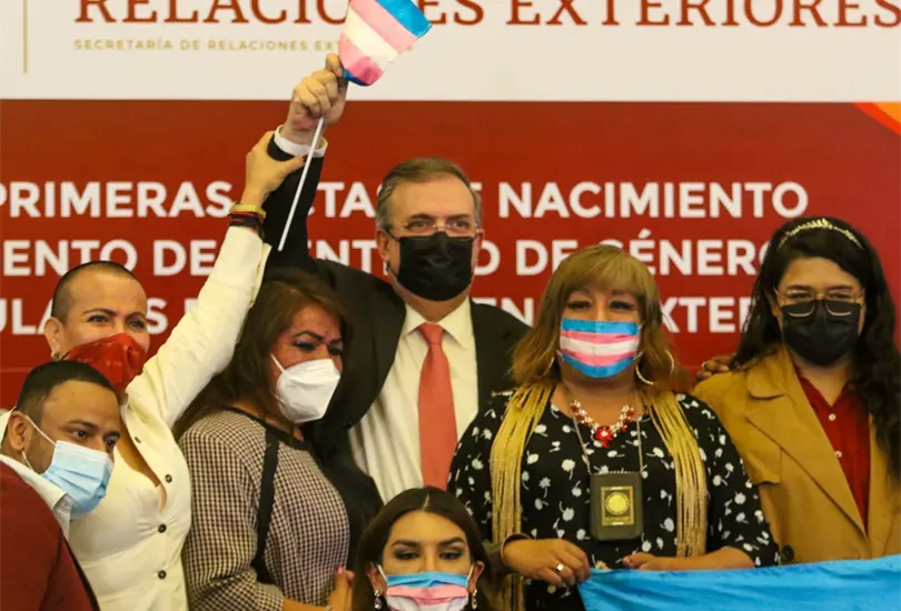 SRE entrega primeras actas de nacimiento por identidad de g&eacute;nero; preparan pasaportes no binarios