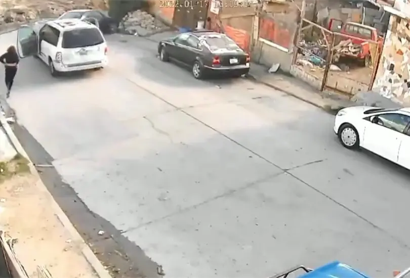 Mujer deja encendida su camioneta y se cae a un canal con sus tres hijos adentro Mujer deja encendida su camioneta y se cae a un canal con sus tres hijos adentro