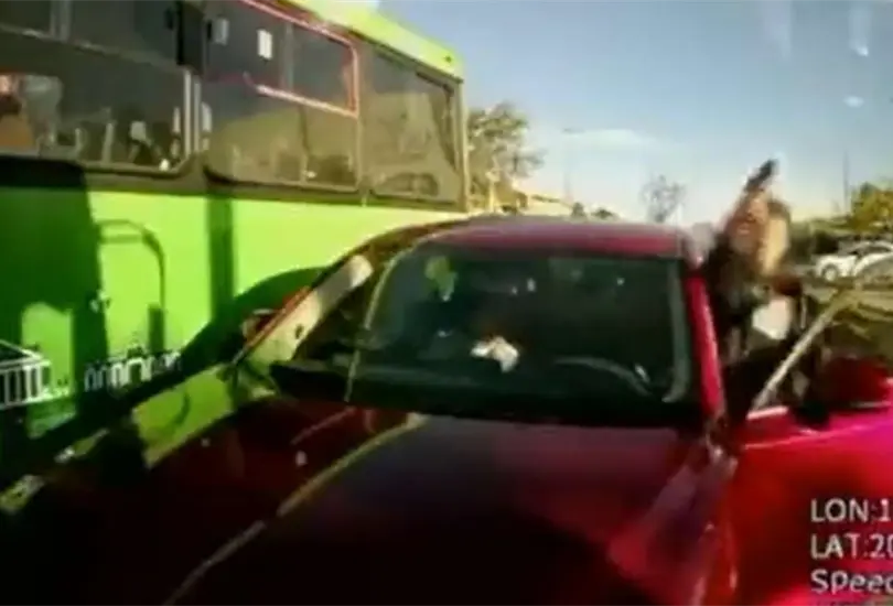 Conductor balea a cami&oacute;n por negarle el paso mientras circulaba en sentido contrario |VIDEO