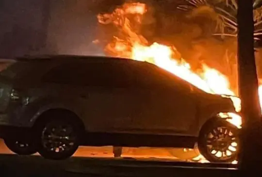 Mujer incendia el auto de su novio por infiel | Video Mujer incendia el auto de su novio por infiel | Video