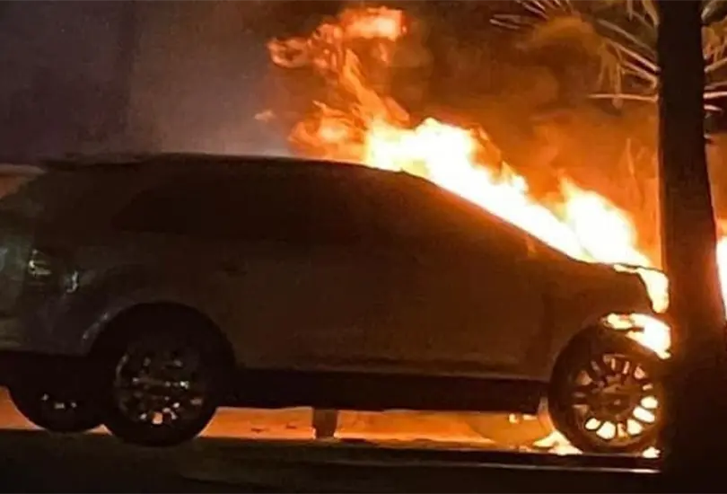 Mujer incendia el auto de su novio por infiel | Video