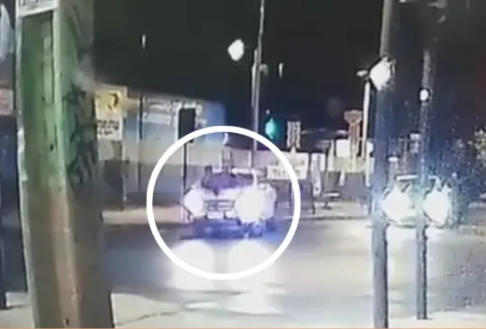 Mujer atropella a un hombre que intent&oacute; robarle su camioneta y evita el asalto