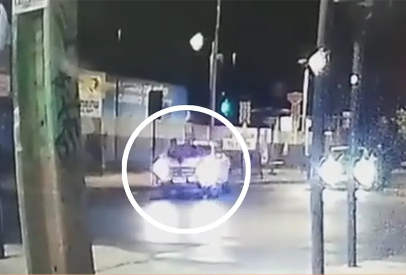 Mujer atropella a un hombre que intent&oacute; robarle su camioneta y evita el asalto
