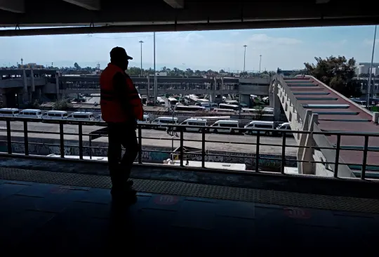 ¡Héroe! Policía evita que hombre se lance desde la CETRAM Pantitlán ¡Héroe! Policía evita que hombre se lance desde la CETRAM Pantitlán
