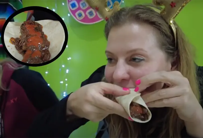 Extranjera rusa prueba los romeritos y les pone salsa Valentina para que piquen | VIDEO