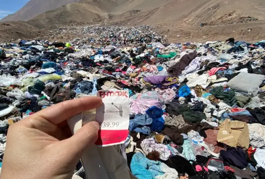 Toneladas de ropa, incluso sin usar, inundan el desierto de Atacama