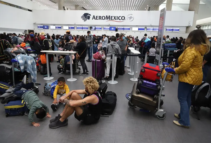 Aeroméxico cancela decenas de vuelos por 140 casos de COVID-19 entre su personal Aeroméxico cancela decenas de vuelos por 140 casos de COVID-19 entre su personal