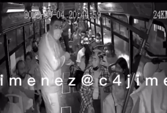 El hombre sacó su arma de fuego de un portafolio y despojó a los pasajeros de sus pertenencias El hombre sacó su arma de fuego de un portafolio y despojó a los pasajeros de sus pertenencias