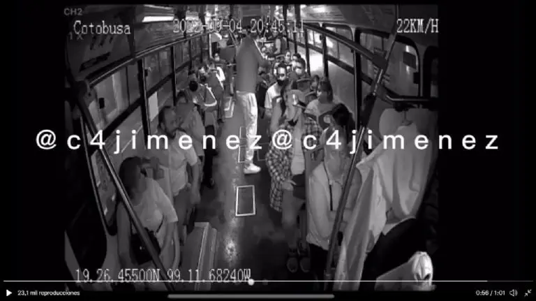 El hombre despojó a las personas de sus pertenencias - Tomada de video