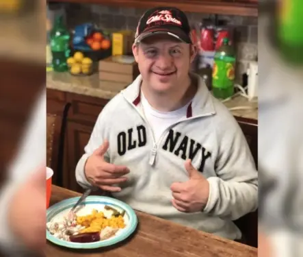 Restaurante despide a hombre con síndrome de Down tras 20 años por "no poder trabajar normal"