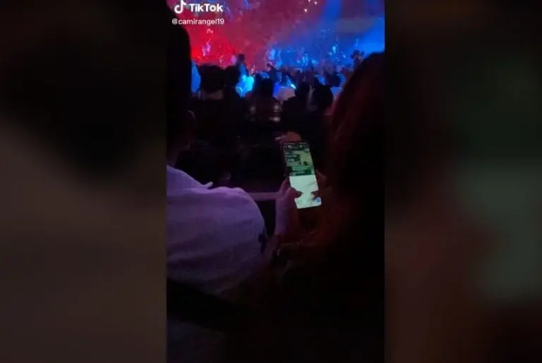 Captan a mujer infiel en un concierto (TikTok)