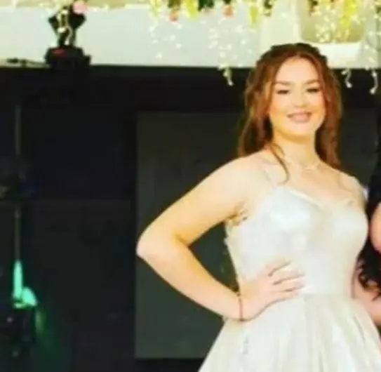 Aunque el vestido de la joven fue plateado.