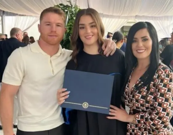 Hace unas semanas, la adolescente se gradu&oacute; de la secundaria, y sus padres la acompa&ntilde;aron en este momento tan importante. 