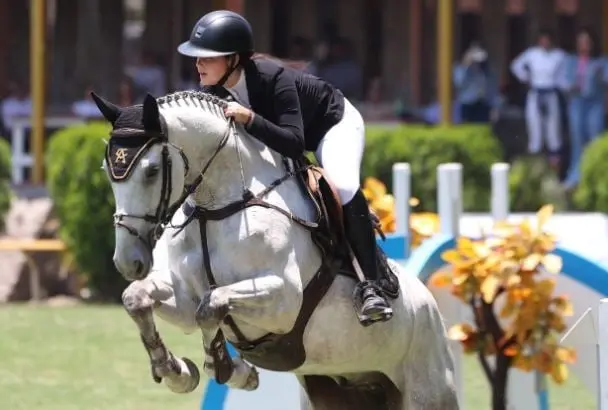 Emily destaca tambi&eacute;n en el deporte ecuestre, afici&oacute;n que lleg&oacute; desde que era una ni&ntilde;a.