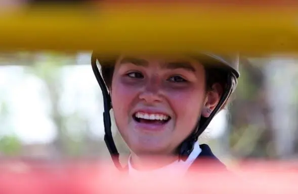  "Ten&iacute;a como cuatro a&ntilde;os cuando me sub&iacute; al caballo por primera vez. Cuando empec&eacute; lo hice en gimnasia arriba del caballo, que eran como terapias y pues de ah&iacute; ve&iacute;a de lado las clases de equitaci&oacute;n", dijo Emily en entrevista con la Comisi&oacute;n Nacional de Cultura F&iacute;sica y Deporte (CONADE).