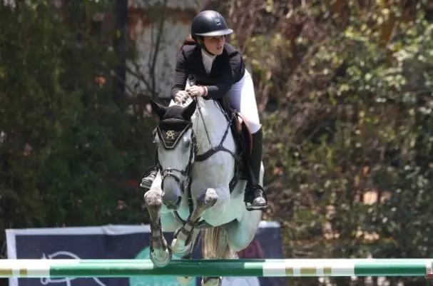  "Mucha gente puede pensar y decir que ser la hija de un deportista famoso tiene privilegios, pero no es as&iacute;. La verdad, siempre digo, mi pap&aacute; es mi pap&aacute;. Soy una ni&ntilde;a normal que opta por ser mejor cada d&iacute;a, que le vaya mejor en los caballos, echarle todas las ganas en el deporte y crecer".
