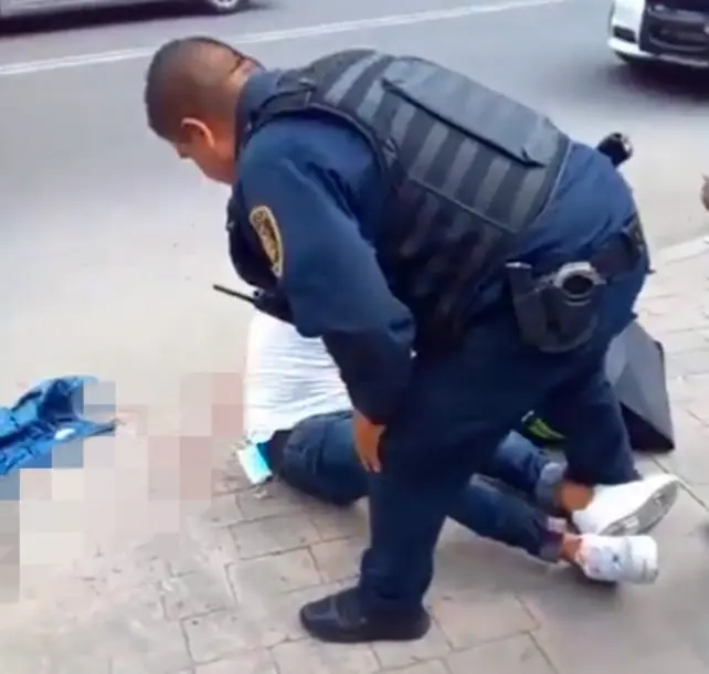 La grabaci&oacute;n muestra al ladr&oacute;n detenido junto a la polic&iacute;a y segundos m&aacute;s tarde pidiendo ayuda Cr&eacute;ditos: Especial 