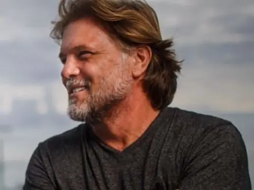 Era el jefe de "La Gaviota", quien la ayuda a salir adelante y est&aacute; enamorado de ella.