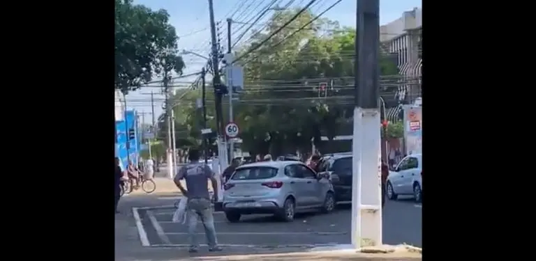 Los hombres pelearon en la calle. Foto: captura de pantalla.