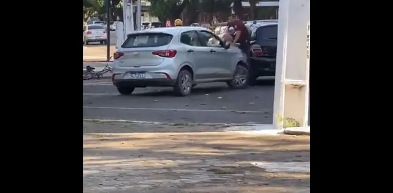 El hombre lo atropelló en más de una ocasión. Foto: captura de pantalla.