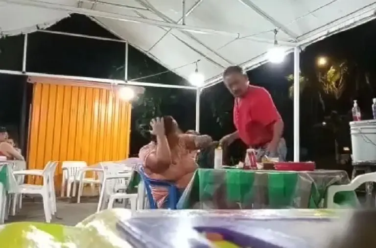 Pareja discute por el lugar donde cenaron (Facebook)