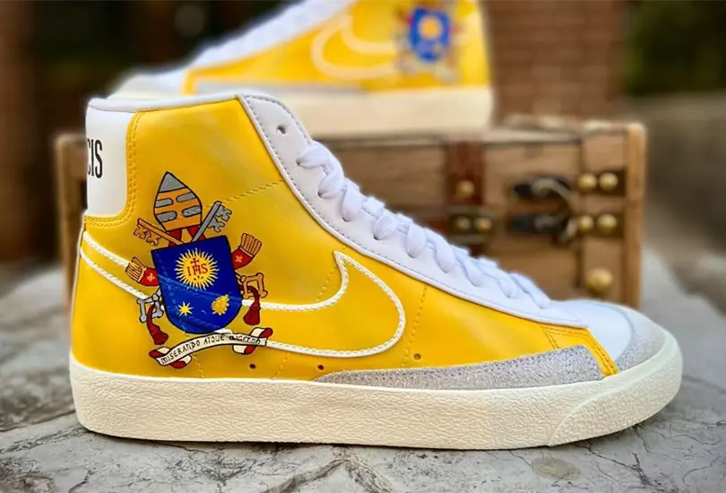 Fue el padre Jim Sicko quien mand&oacute; a persoanlizar los Nike Blazer para el Papa Francisco