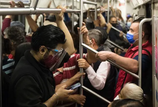 En la CDMX recomienda seguir usando el cubrebocas en el Metro. 