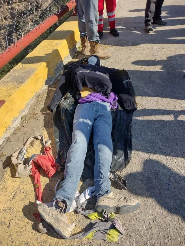 El muñeco colgaba de un puente - Tomada de Facebook