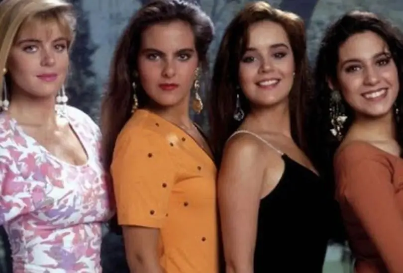 Cuatro chicas de diferentes clases sociales desean ingresar a una academia de artes escénicas y en su búsqueda por encontrar la fama también llega el amor, pero nada es perfecto, ya que un hombre les hará la vida imposible. Cuatro chicas de diferentes clases sociales desean ingresar a una academia de artes escénicas y en su búsqueda por encontrar la fama también llega el amor, pero nada es perfecto, ya que un hombre les hará la vida imposible.