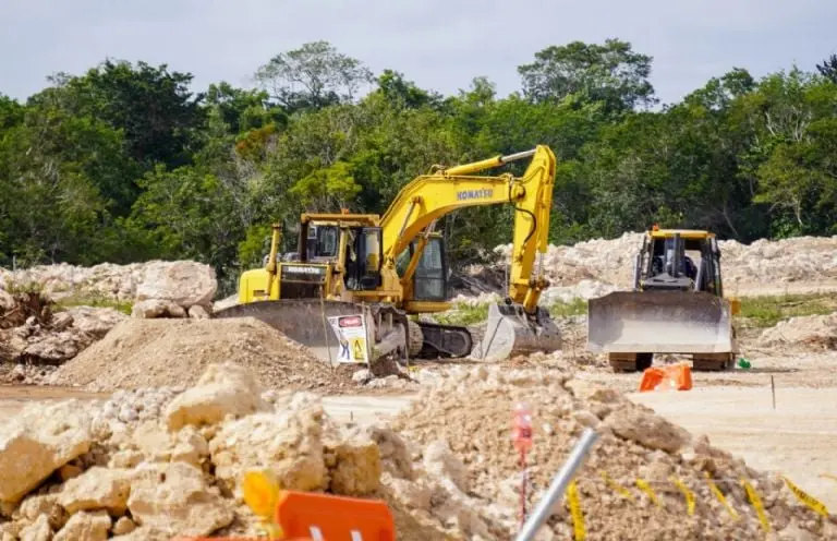 Trabajadores mexicanos en una de las obras. Foto: Cuartoscuro.