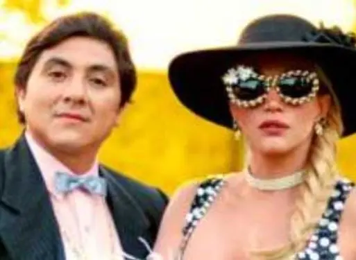  Un hombre humilde gana el premio mayor de la lotería. El dinero le permite adquirir propiedades y lujos pero se siente presionado por la clase alta, y luchará contra sus prejuicios y sus defectos para no perder el cariño de su esposa.