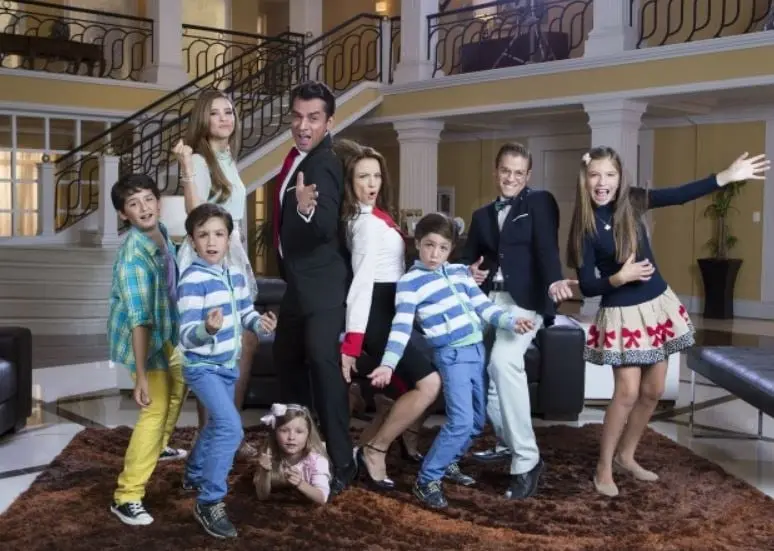 Ana Leal, una mujer soñadora y trabajadora, pierde todo lo que tiene. Desesperada, termina acudiendo a la mansión de Fernando Lascurain, un prestigioso empresario, con quien tiene una conexión inmediata.